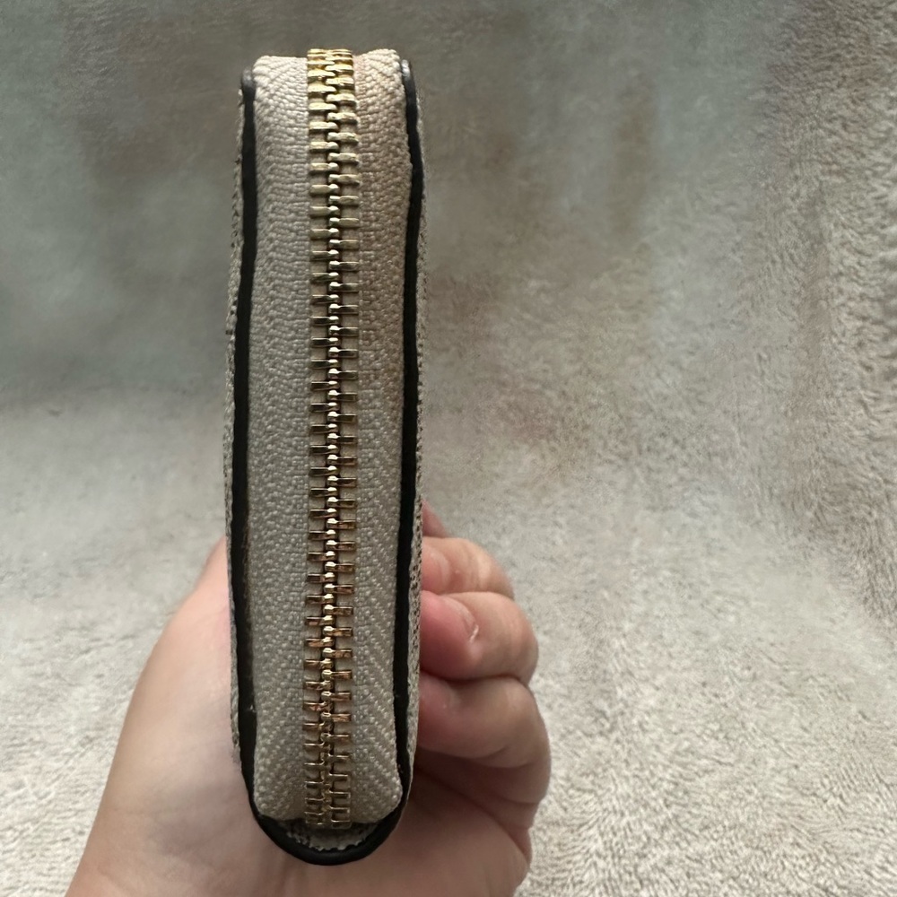 Michael Kors Vanilla Monogram Gold Glitter Center Stripe Large Wallet EUC - Picture 5 of 9